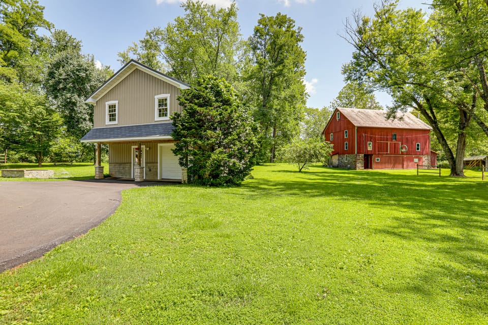 Walk to River: Couple’s Retreat in Kintnersville! Cottage in New Jersey