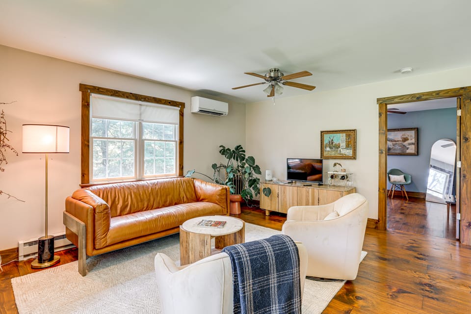 Walk to River: Couple’s Retreat in Kintnersville! Cottage in New Jersey