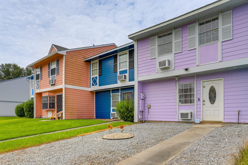 7 Mi to UNO Campus: Townhome w/ Fenced Yard Apartment in Viavant-Venetian Isles