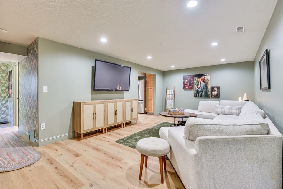 Ski, Hike & More: Homey Huntsville Retreat! House in Utah