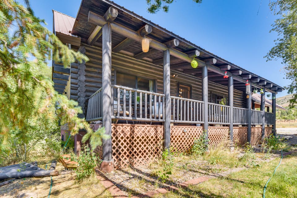 Ski, Hike & More: Homey Huntsville Retreat! House in Utah