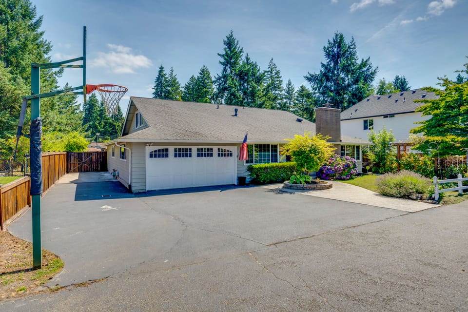 Hot Tub + Sauna: Home 8 Mi to Downtown Tacoma! House in University Place