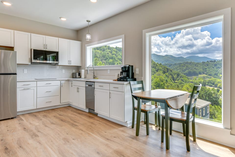 Smoky Mtn Getaway: Modern 2BR/2BA w/Stunning Views Apartment in Ivy Hill