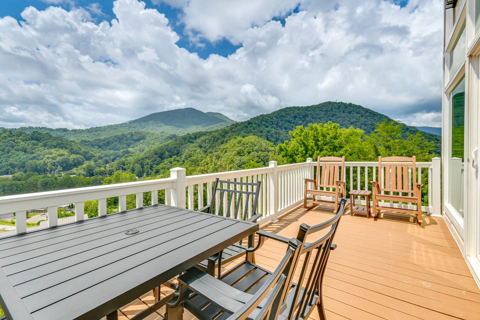 Cozy 2BR/2BA Mtn Escape w/ views in Maggie Valley Apartment in Ivy Hill