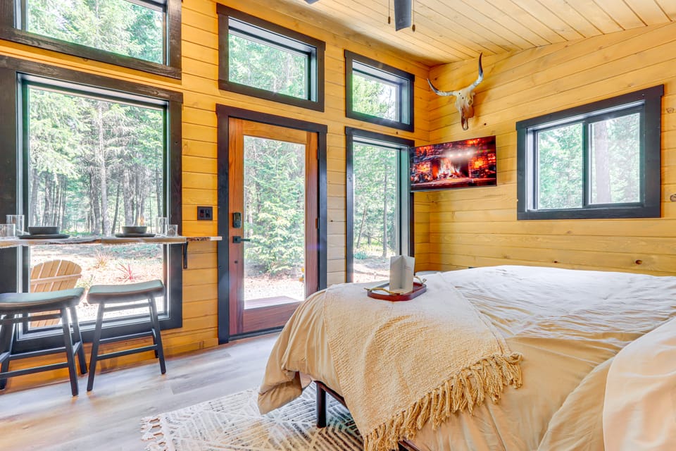 8 Mi to Farragut State Park: Wooded Cabin Escape! Apartment in Kootenai County