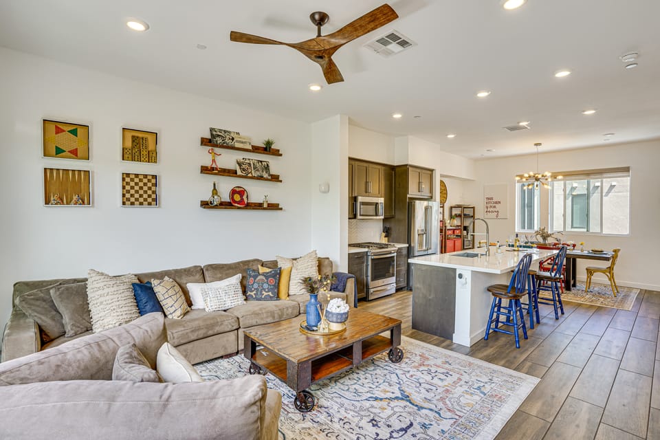 2 Mi to Cabrillo Beach: Luxe LA Gem w/ Balcony Apartment in Wilmington