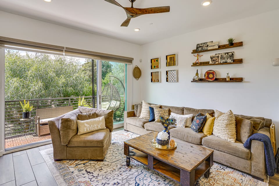 2 Mi to Cabrillo Beach: Luxe LA Gem w/ Balcony Apartment in Wilmington