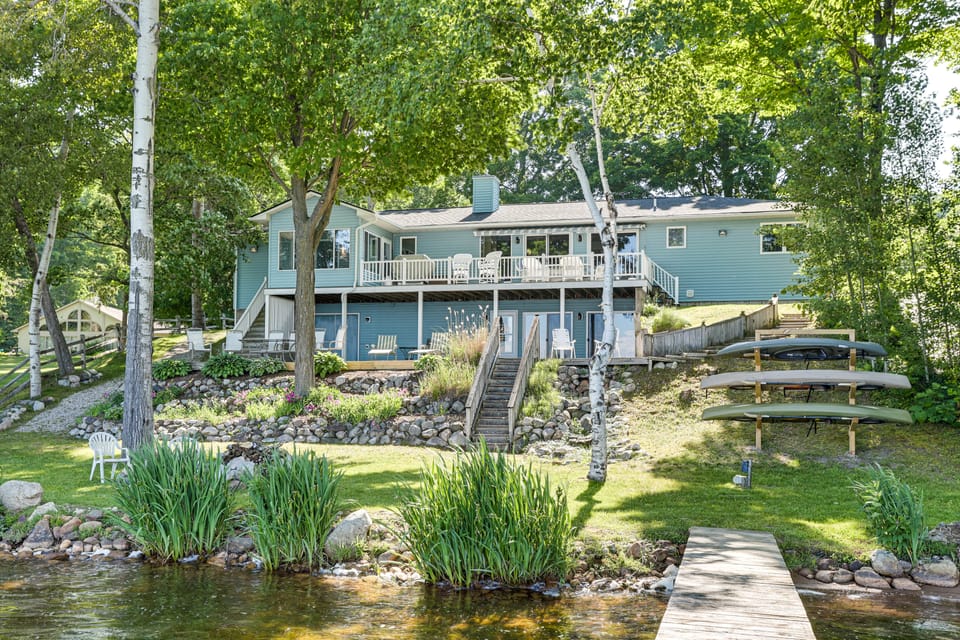 8 Mi to State Park: Duck Lake Waterfront Home House in Michigan