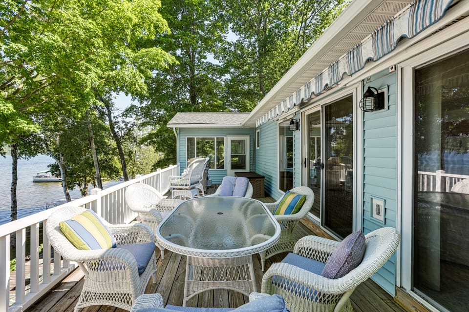 8 Mi to State Park: Duck Lake Waterfront Home House in Michigan