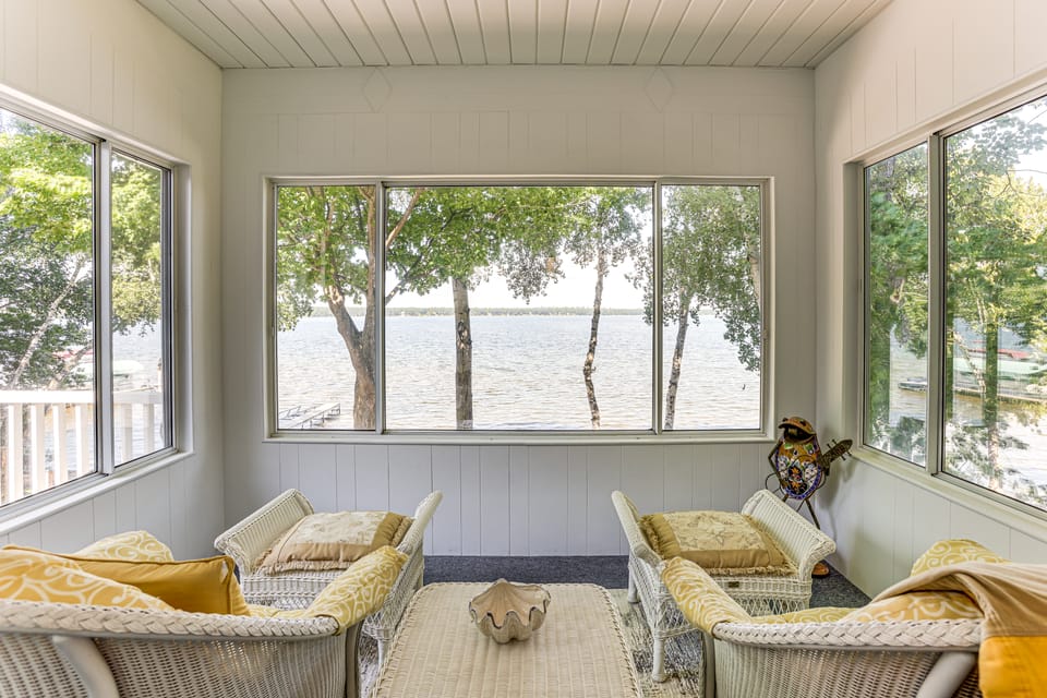 8 Mi to State Park: Duck Lake Waterfront Home House in Michigan
