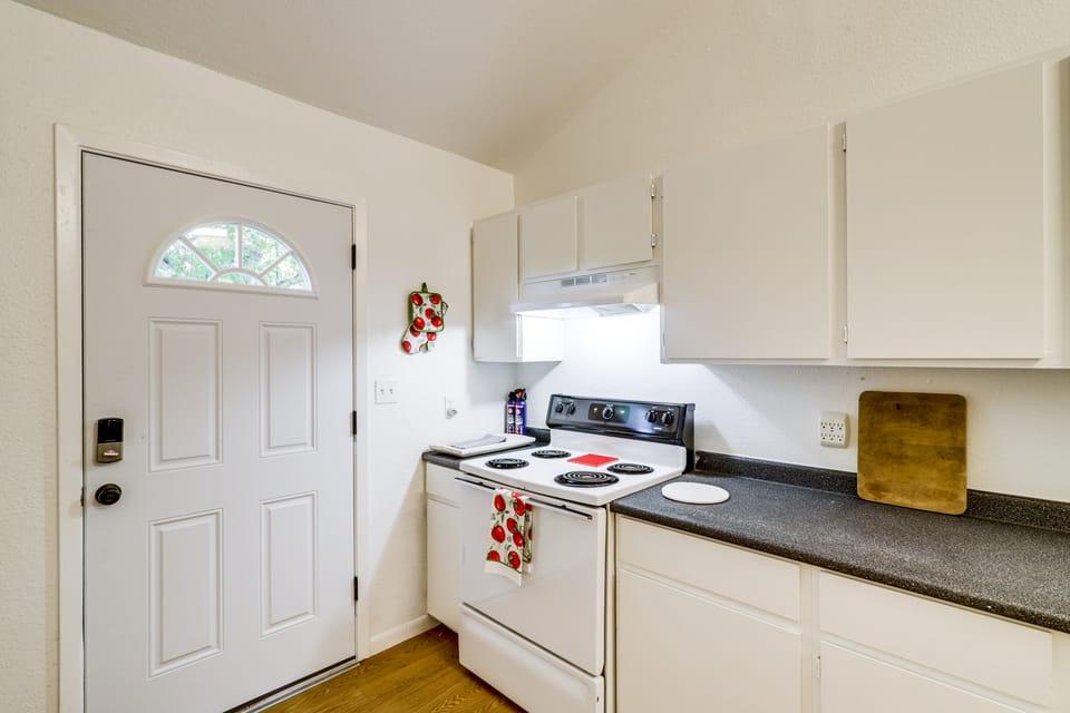 1 Mi to Downtown & Shopping: Quiet Brenham Home Apartment in Brenham
