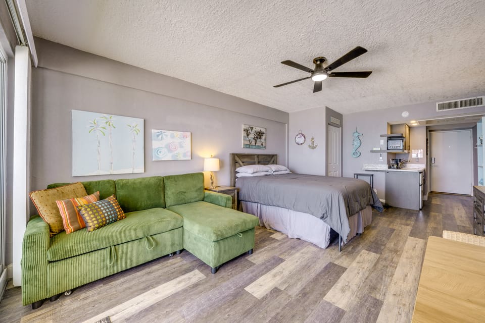 Oceanfront Gem - Walk to Daytona Beach Pier! Apartment in Florida