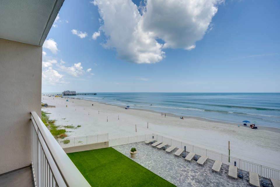 Oceanfront Gem - Walk to Daytona Beach Pier! Apartment in Florida
