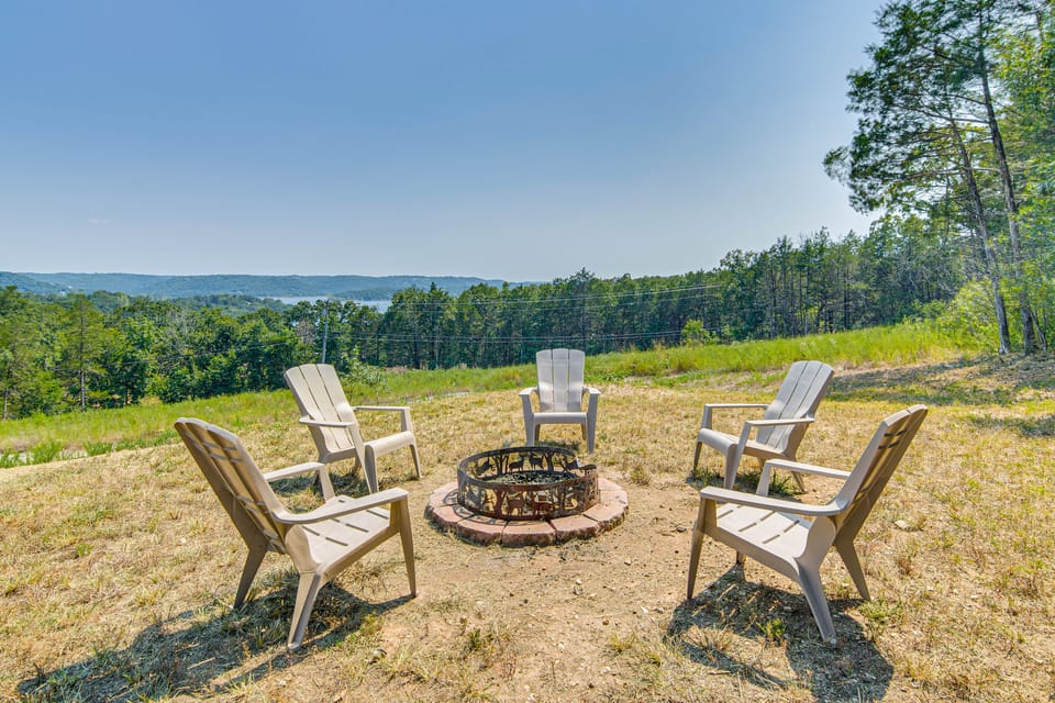 Lake View & Game Room on 3 1/2 Acres, Near Marina House in Table Rock Lake