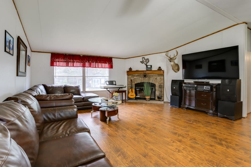 Play Games, Bike & Unwind: Cleveland Family Home! House in Texas