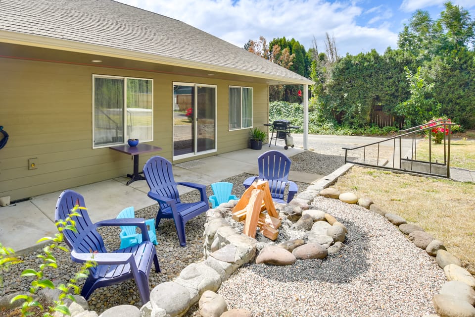 2 Blocks to White Water Launch: Mill City Home House in Willamette Valley