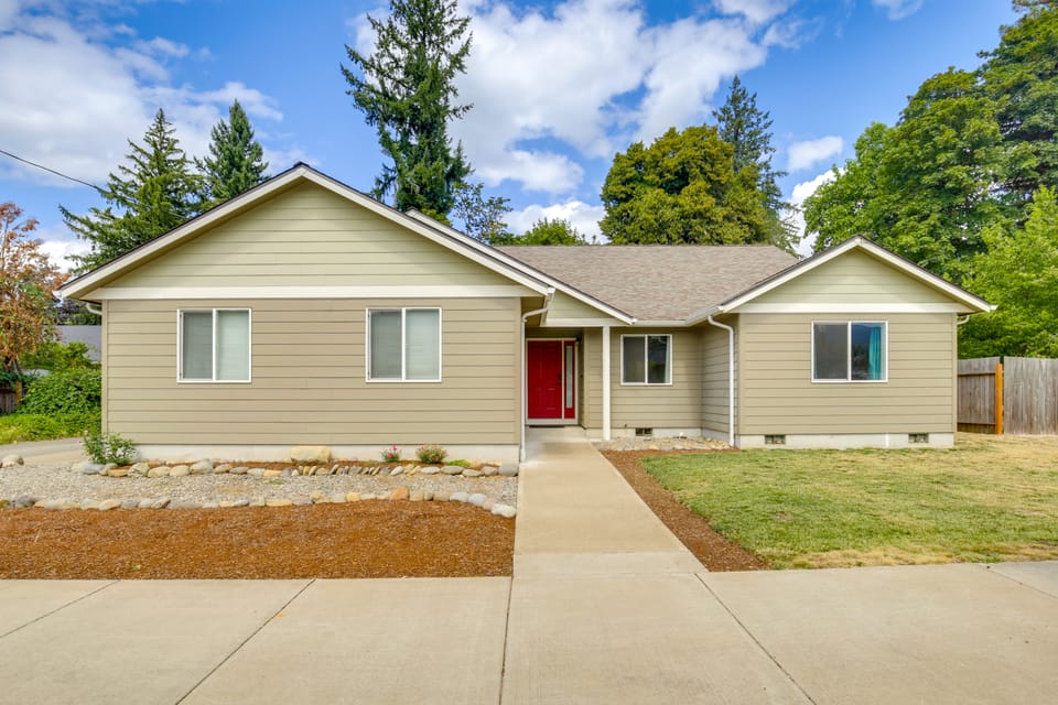 2 Blocks to White Water Launch: Mill City Home House in Willamette Valley
