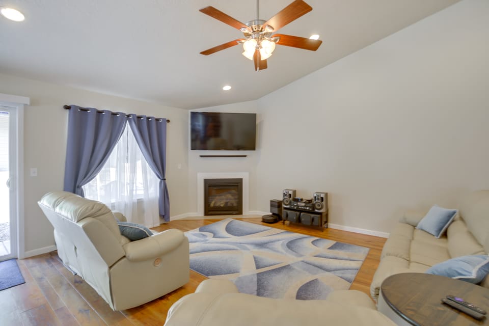 2 Blocks to White Water Launch: Mill City Home House in Willamette Valley