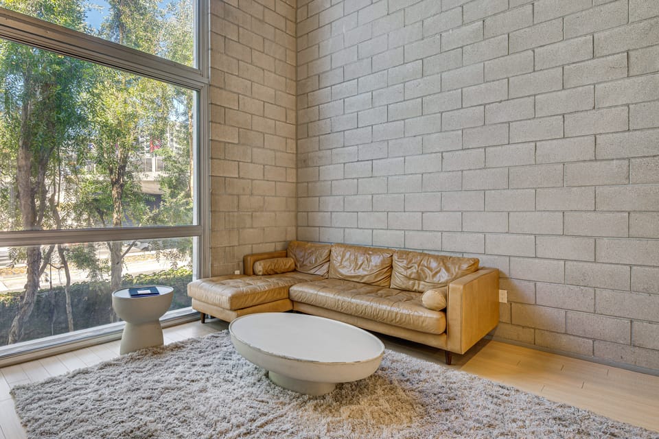 Walk to Universal Studios: Loft-Style LA Home Apartment in Studio City