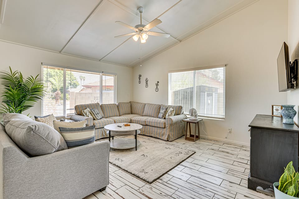 Welcoming Group Getaway w/ Pool & Patio in Peoria! House in Glendale