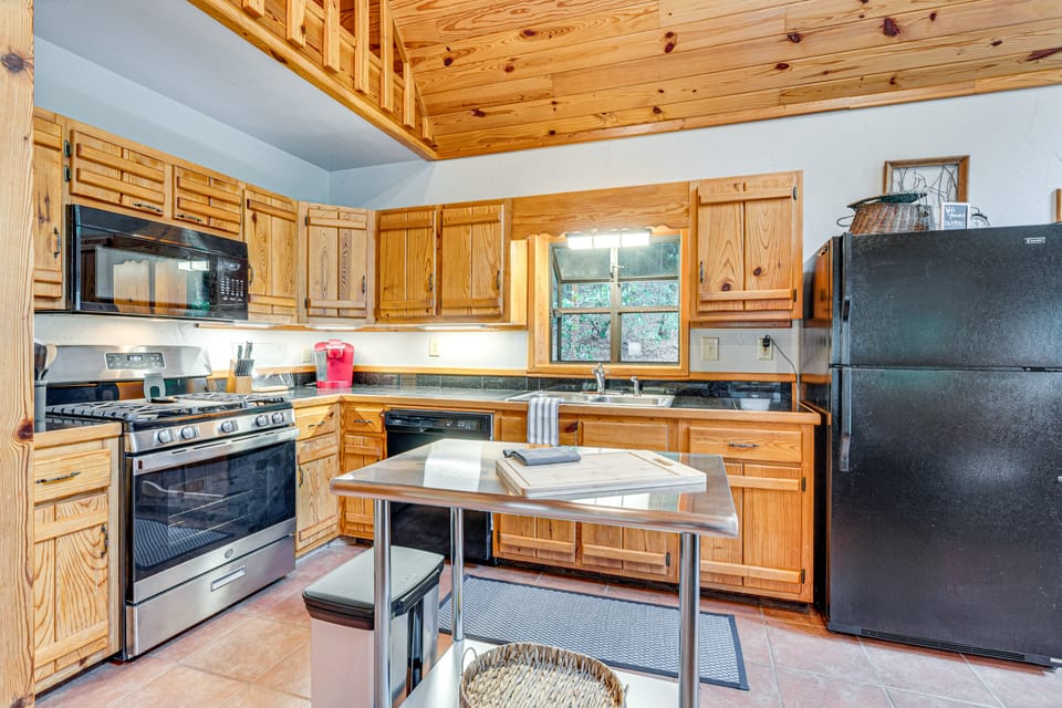 Hike, Fish & More: Cozy Cabin w/ Patio in Murphy! House in Tennessee