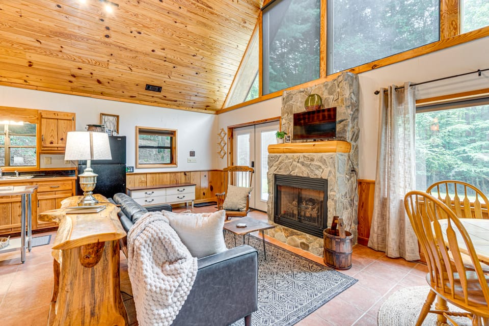 Hike, Fish & More: Cozy Cabin w/ Patio in Murphy! House in Tennessee