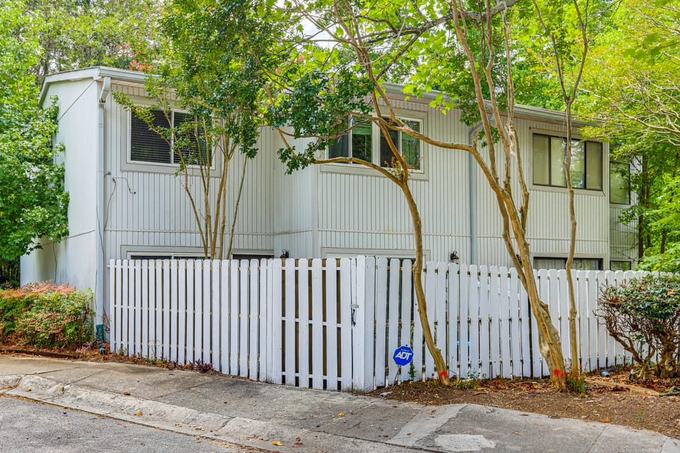 Steps to Park: Dog-Friendly Condo in Conyers! Apartment in Conyers