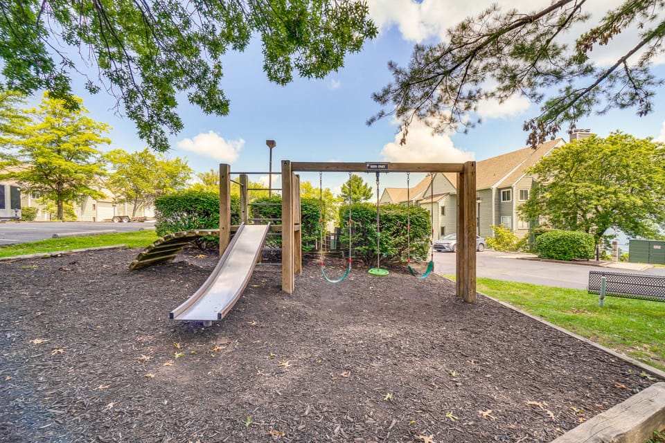 Indoor & Outdoor Pool Access! Condo 3 Mi to GSMNP Apartment in Gatlinburg