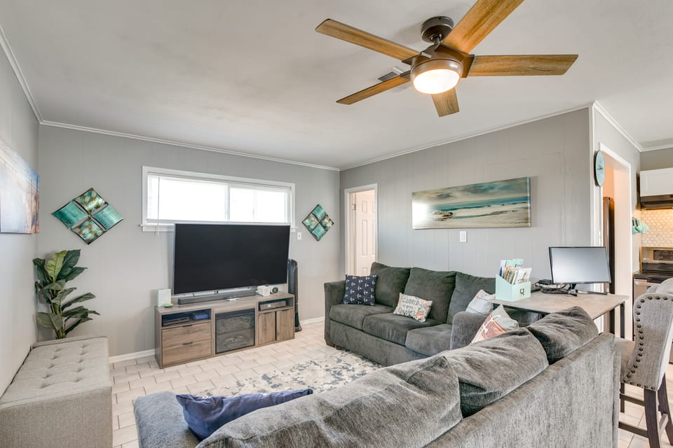 Private Bayfront Access 10 Mi to Galveston Beaches House in La Marque