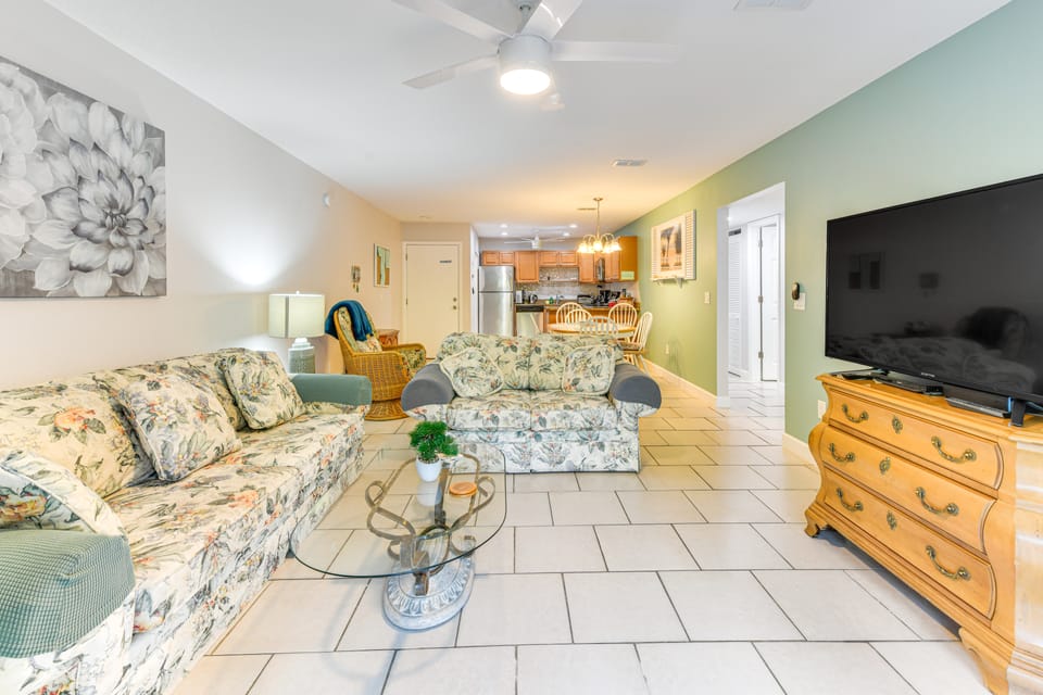 4 Mi to Siesta Key Beach: Condo w/ Pool Access Apartment in Gulf Gate Estates