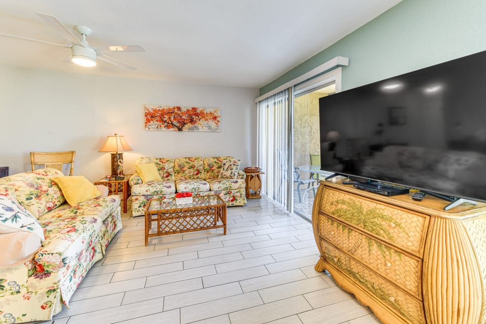 Explore Sarasota: Condo w/ Pool Access, Near Dtwn Apartment in Gulf Gate Estates