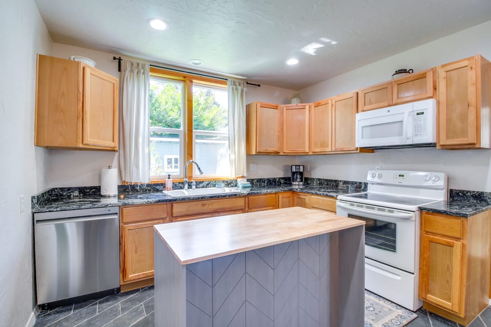 < 1 Mi to Coquille River: Cottage w/ Private Yard! Cottage in Oregon