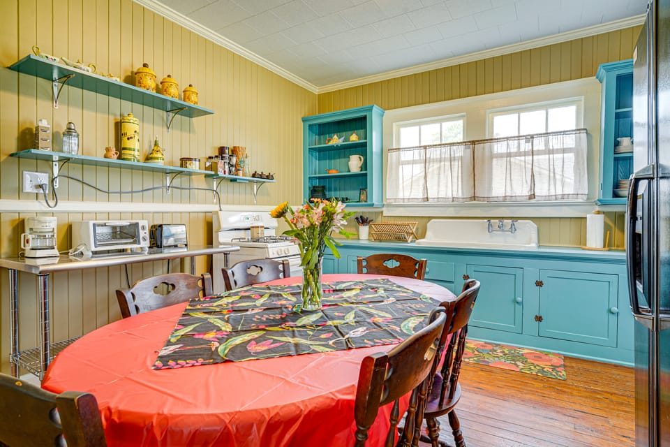 Walkable Dtwn Lafayette Home w/ Screened Porch House in Lafayette