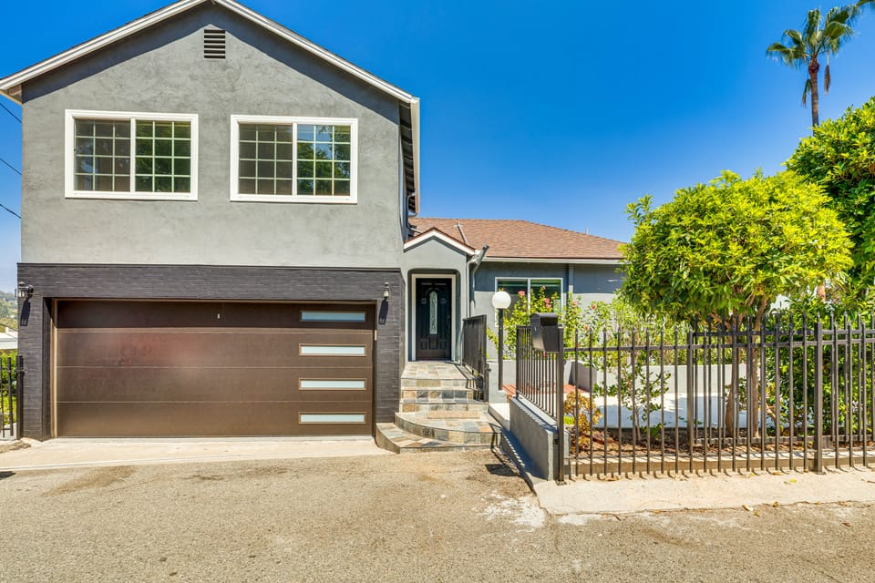 2 Mi to Rose Bowl Stadium: Mtn-View Gem w/ Patio House in Eagle Rock