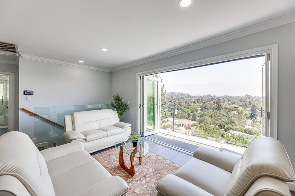 2 Mi to Rose Bowl Stadium: Mtn-View Gem w/ Patio House in Eagle Rock