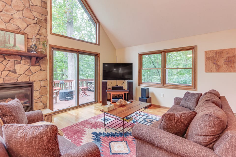 Great Cacapon Mtn Cabin w/ Private Hot Tub + Views House in Shenandoah Valley