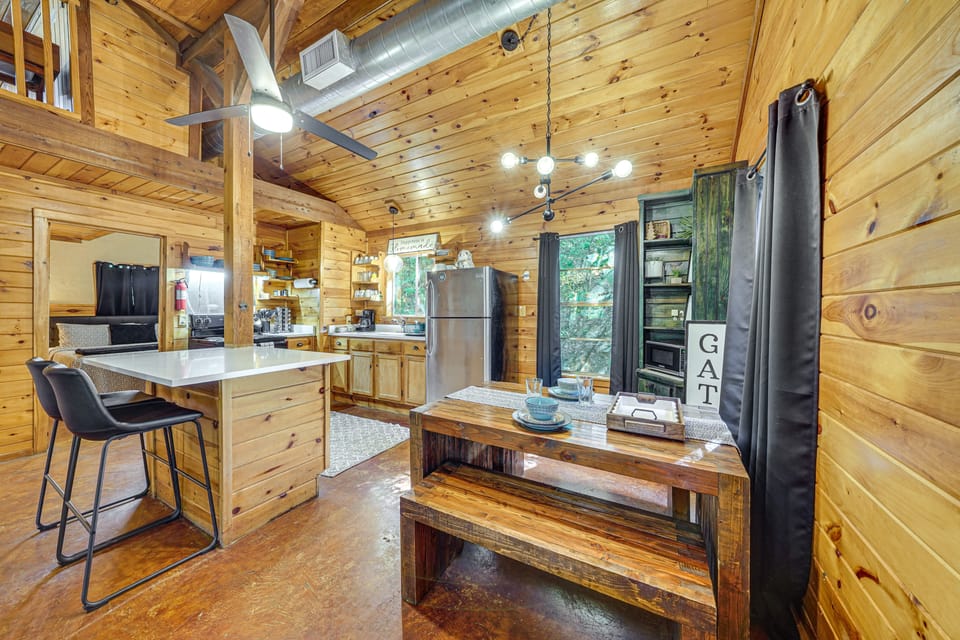 3 Mi to Beavers Bend State Park: Wooded Hideaway! House in Broken Bow