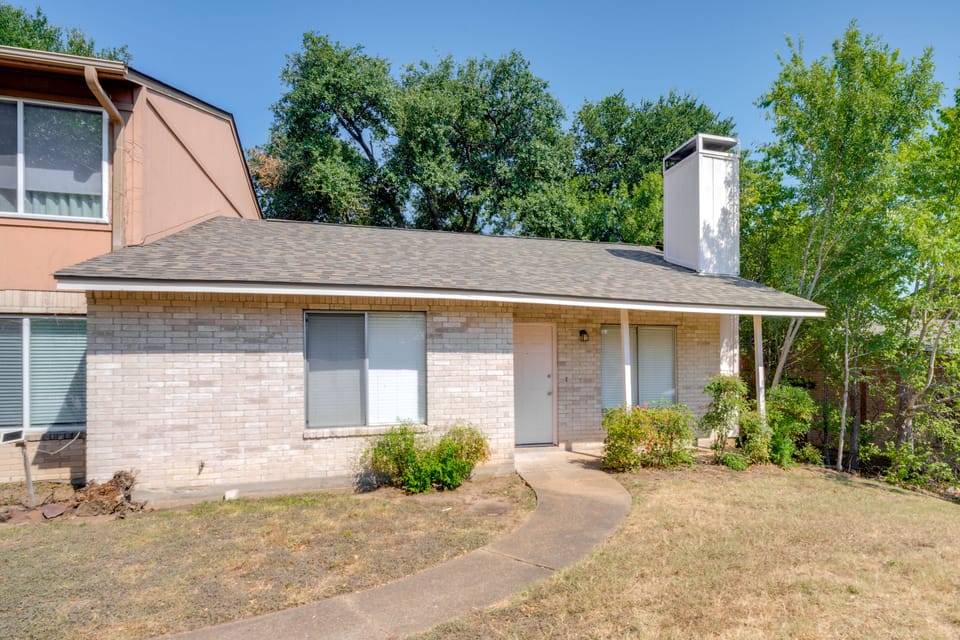 Easy Tailgate Access! Home 3 Mi to College Station Apartment in College Station