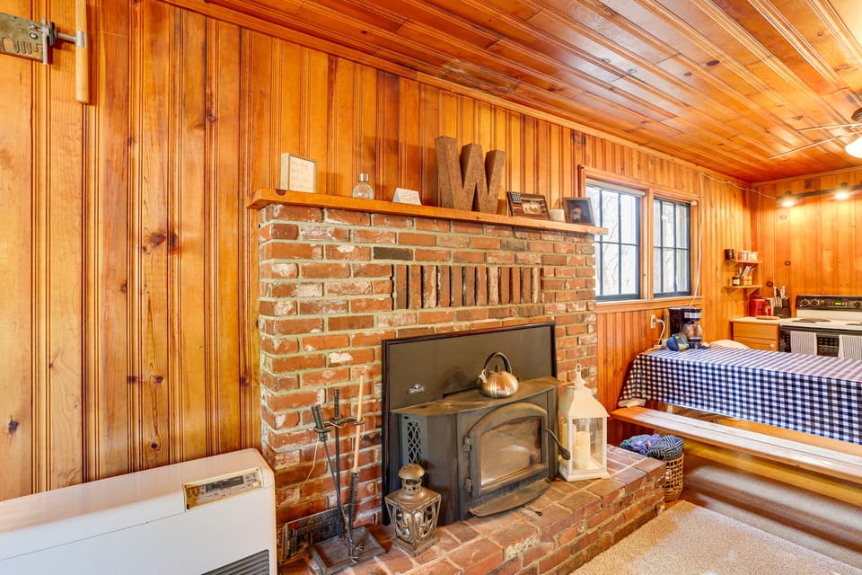 < 2 Mi to Trinity Lake: NorCal Getaway w/ BBQ House in California