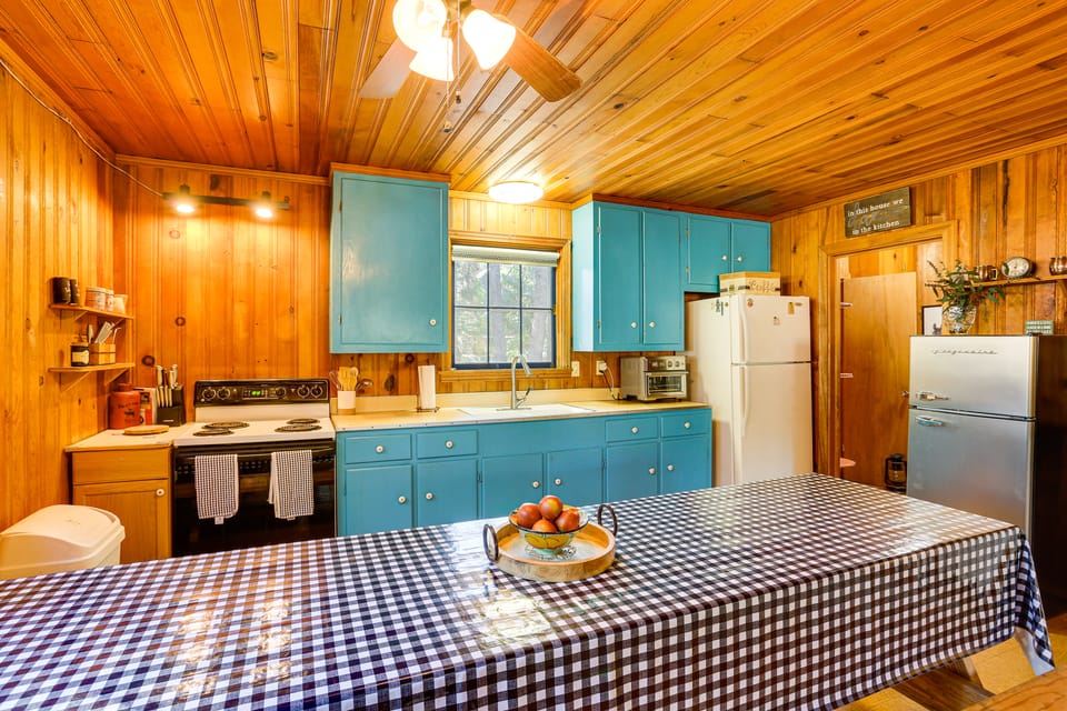 < 2 Mi to Trinity Lake: NorCal Getaway w/ BBQ House in California
