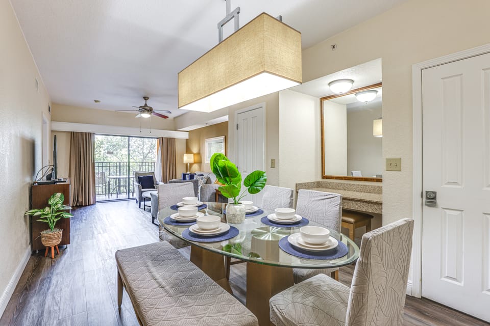 Poolside Oasis: 7 Mi to Disney & Universal Apartment in Orlando