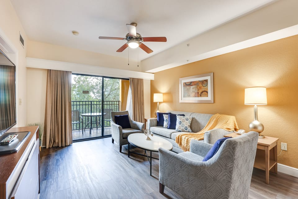 Poolside Oasis: 7 Mi to Disney & Universal Apartment in Orlando