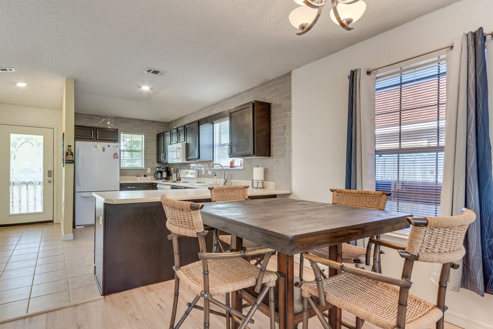 11 Mi to Beach: Quiet Gulf Breeze Gem Near Dtwn House in Alabama