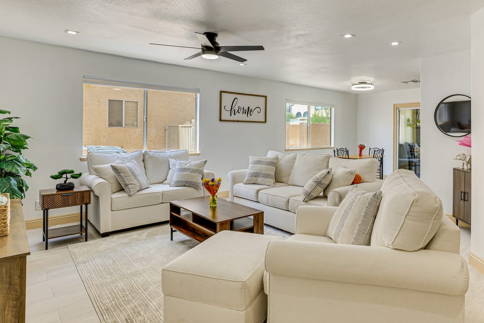 Near Shopping & Golf: Family Retreat in Las Vegas! House in Summerlin