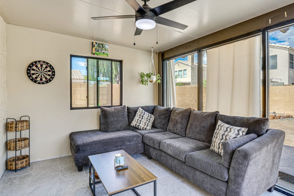 Near Shopping & Golf: Family Retreat in Las Vegas! House in Summerlin