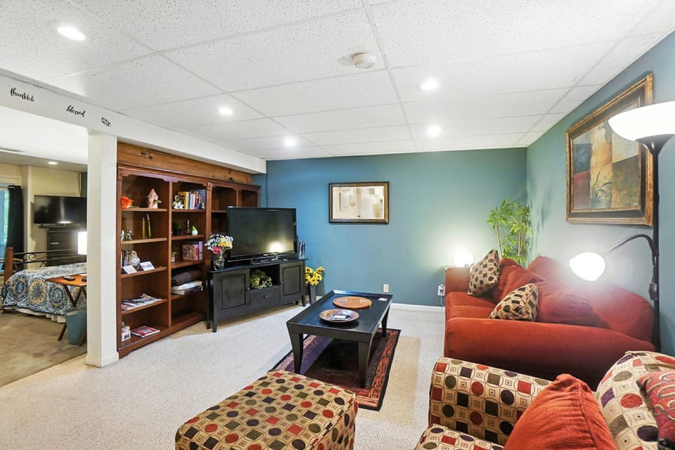 10 Mi to Dtwn: Cozy Couple's Getaway in Cincinnati Apartment in Cincinnati