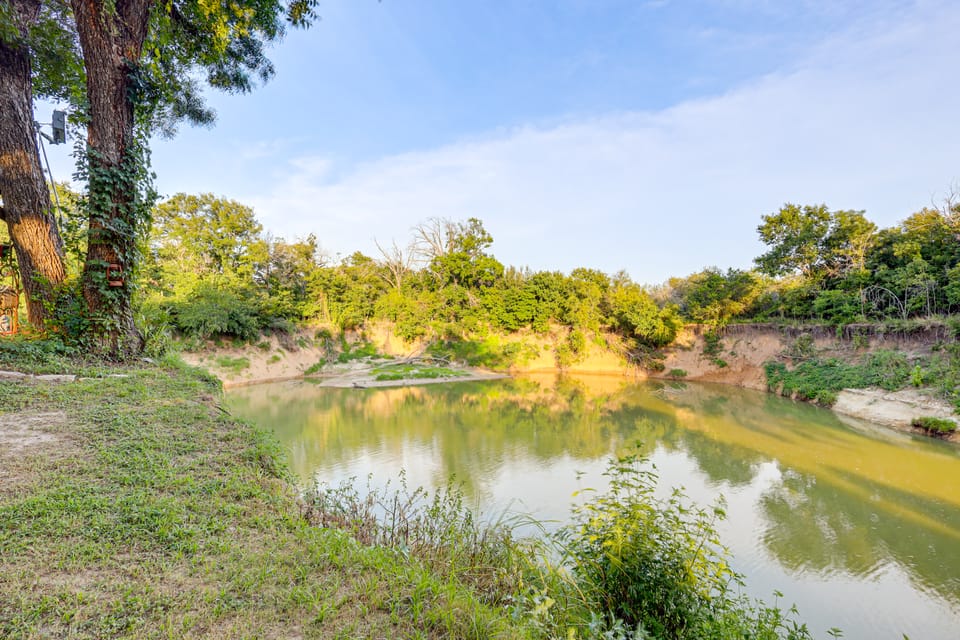 Private Pool: Fun Riverfront Retreat in Hamilton! House in Rio Grande