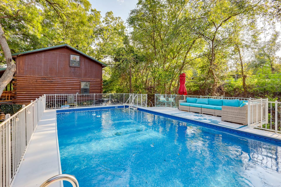 Private Pool: Fun Riverfront Retreat in Hamilton! House in Rio Grande