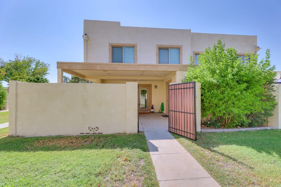 2 Mi to Old Town & Fashion Sq: Townhome w/ Pools Apartment in Scottsdale