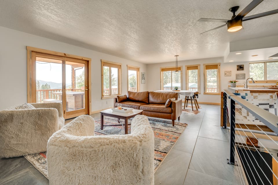 Mtn-View Getaway w/ Spacious Deck in Republic! House in Franklin D Roosevelt Lake